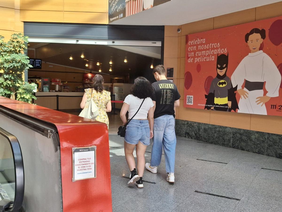 Clientes entrando a los cines Conquistadores, ayer.
