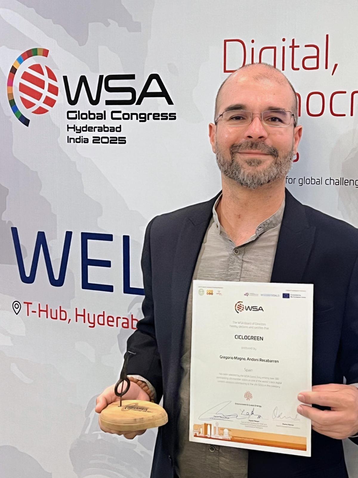 Gregorio Magno Toral, fundador de Ciclogreen, recibiendo en Hyderabad (India) el premio World Summit Award en la categoría de medio ambiente y energías verdes.