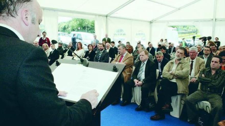 Juan Fernández Pereiro, de espaldas, durante su intervención ante la asamblea de la Federación de Concejos.