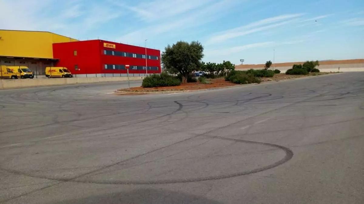 Una de las zonas utilizadas para las carreras ilegales en Almassora, con marcas visibles de derrapes.