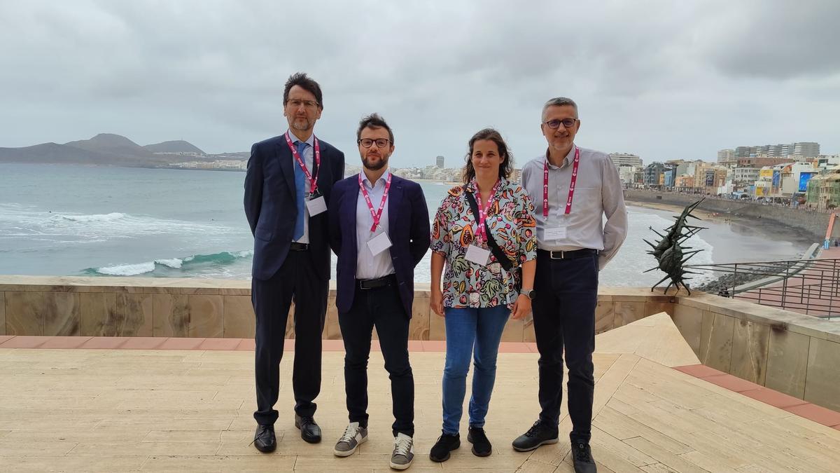 Roberto Sarmiento, catedrático de Tecnología Electrónica de la ULPGC; Aniello Fiengo,  ingeniero de Procesamiento de Datos en la ESA; Lucana Santos, ingeniera en microelectrónica y Javier Moreno, responsable de operaciones de Ingeniería en Thales Alenia Space España.