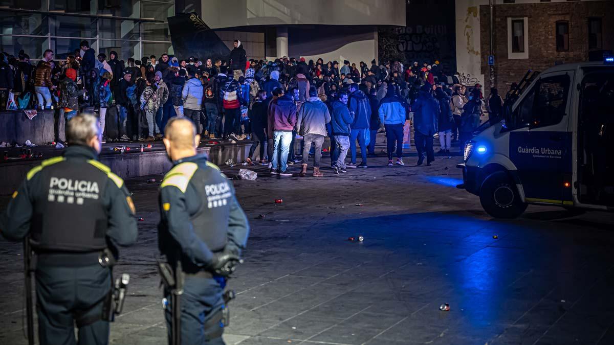 Despliegue de agentes frente a grupos haciendo botellón, junto al MACBA, en Barcelona.