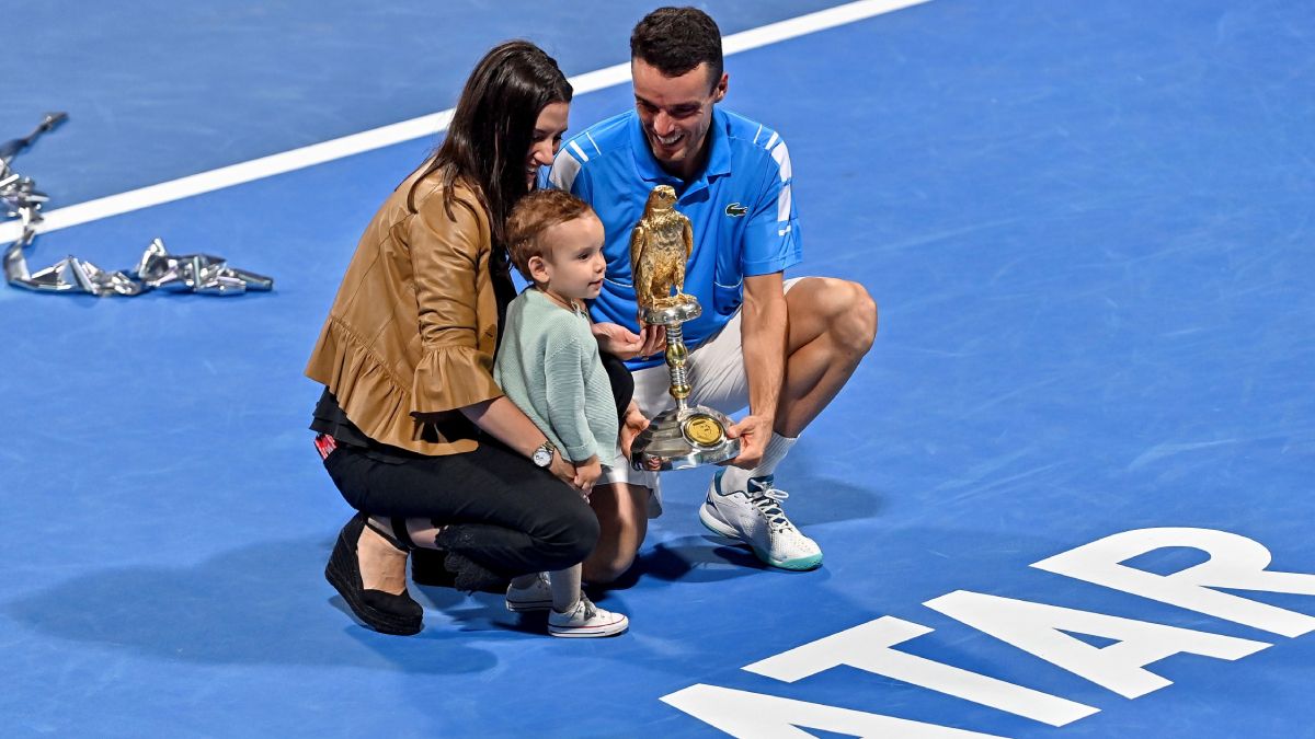 Bautista y su trofeo, junto a su mujer y su hijo