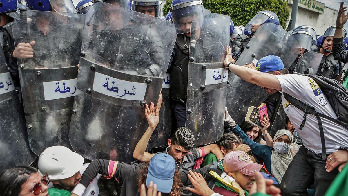 Algerische Studenten stoßen während einer Demonstration im Mai 2019 gegen die Regierung mit algerischen Bereitschaftspolizisten zusammen.