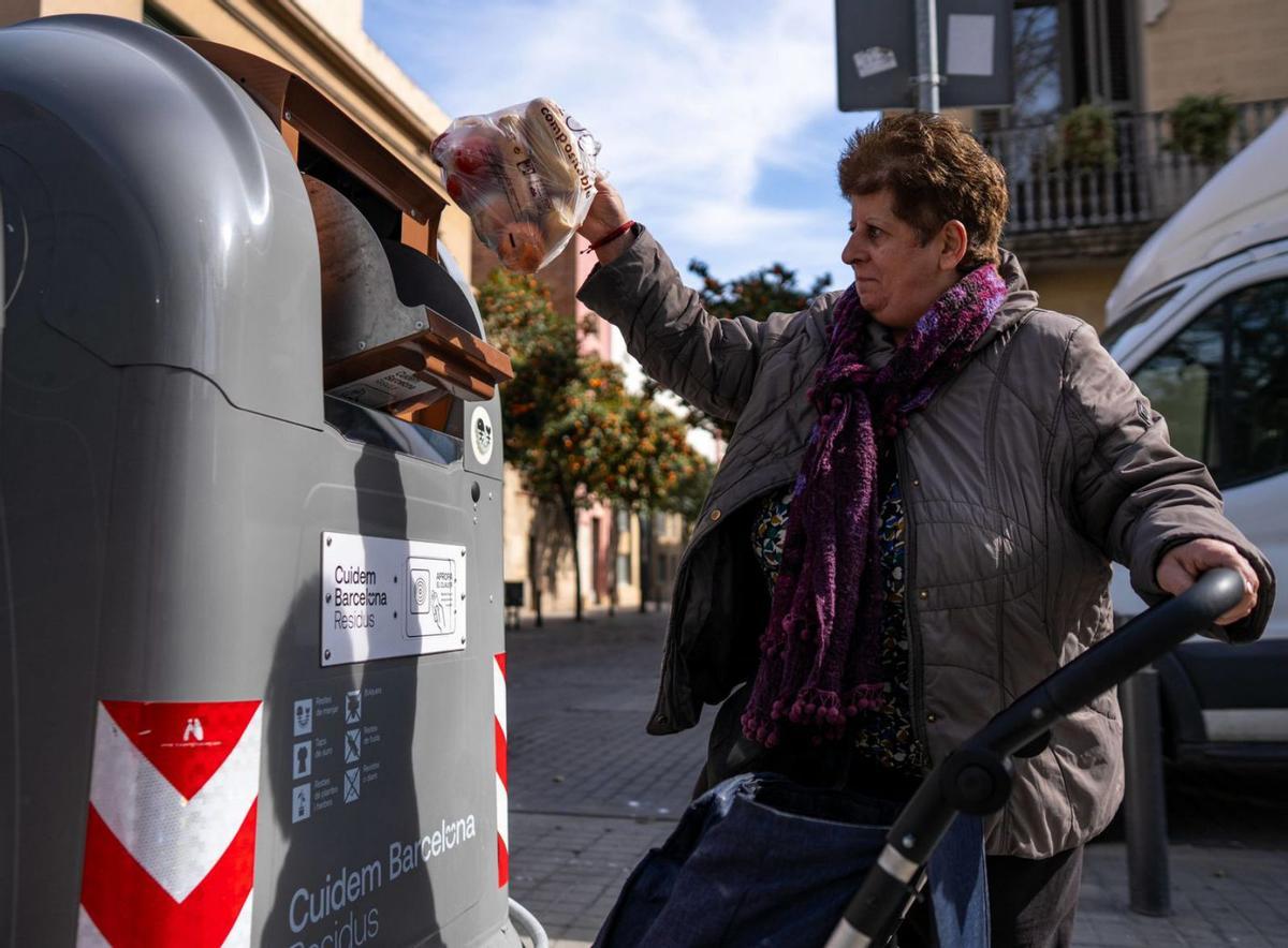 BCN s’encalla amb el desplegament dels contenidors intel·ligents