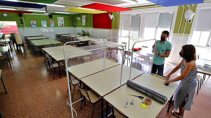 El CEIP Jaume I de Catarroja prepara las aulas para la vuelta al colegio en dos semanas.