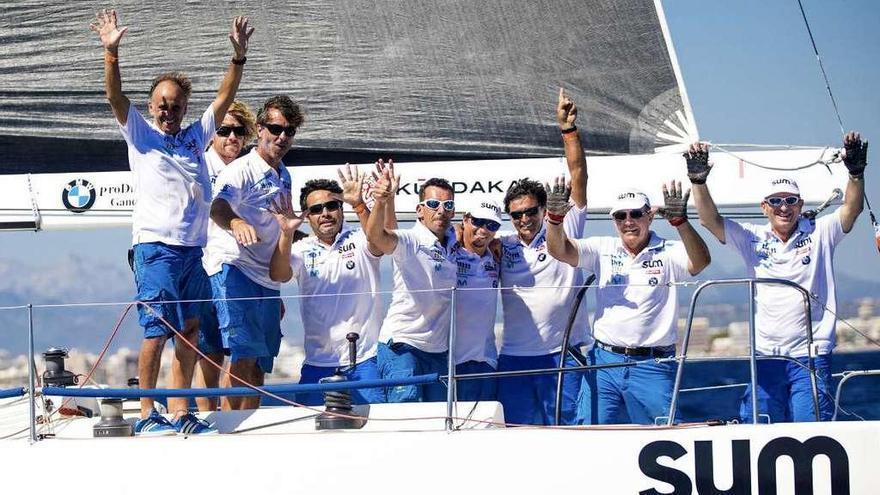 La tripulación del Sum Inovation de Pedro Campos festeja su victoria en Palma. // Tomás Moya