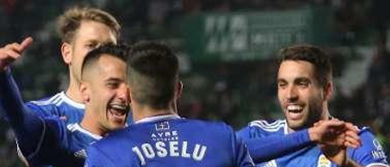 Joselu, Tejera, Carlos Hernández y Diegui celebran el primer gol del Oviedo.