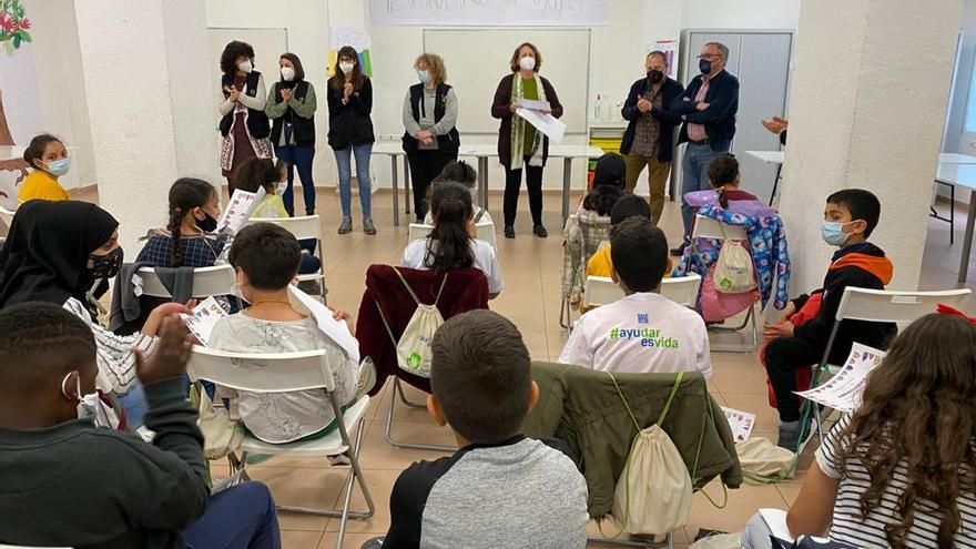 Participantes del campamento recibiendo los diplomas por parte de la Fundación Juan Perán