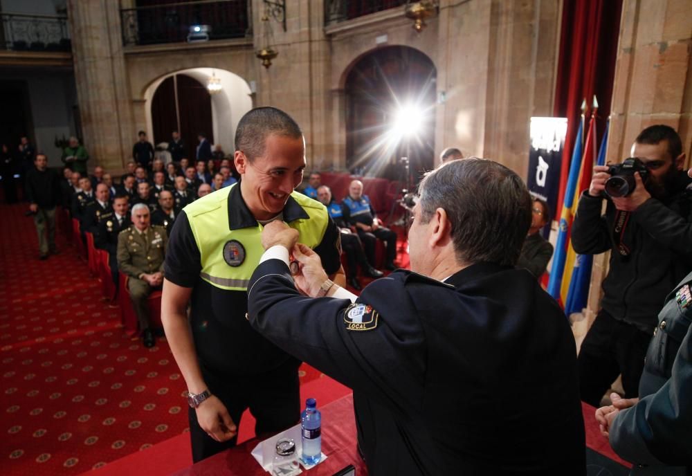 Entrega de condecoraciones a mandos de policías locales