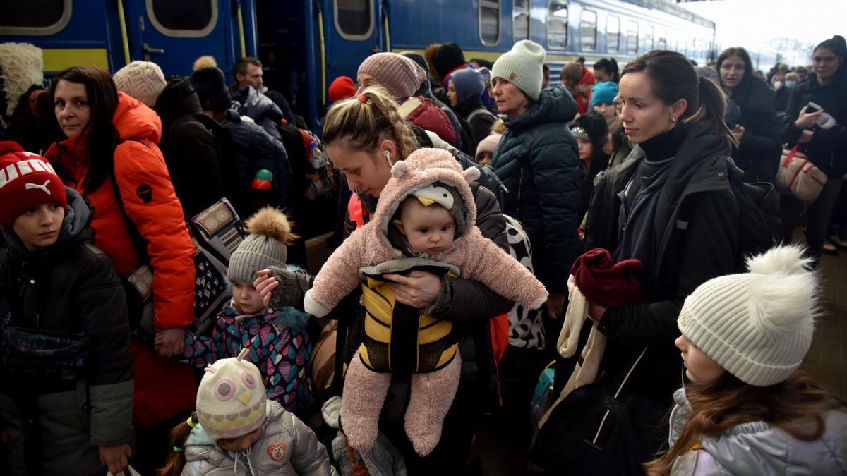 Miles de personas intentan salir de la ciudad ucraniana de Lviv, cerca de la frontera con Polonia.