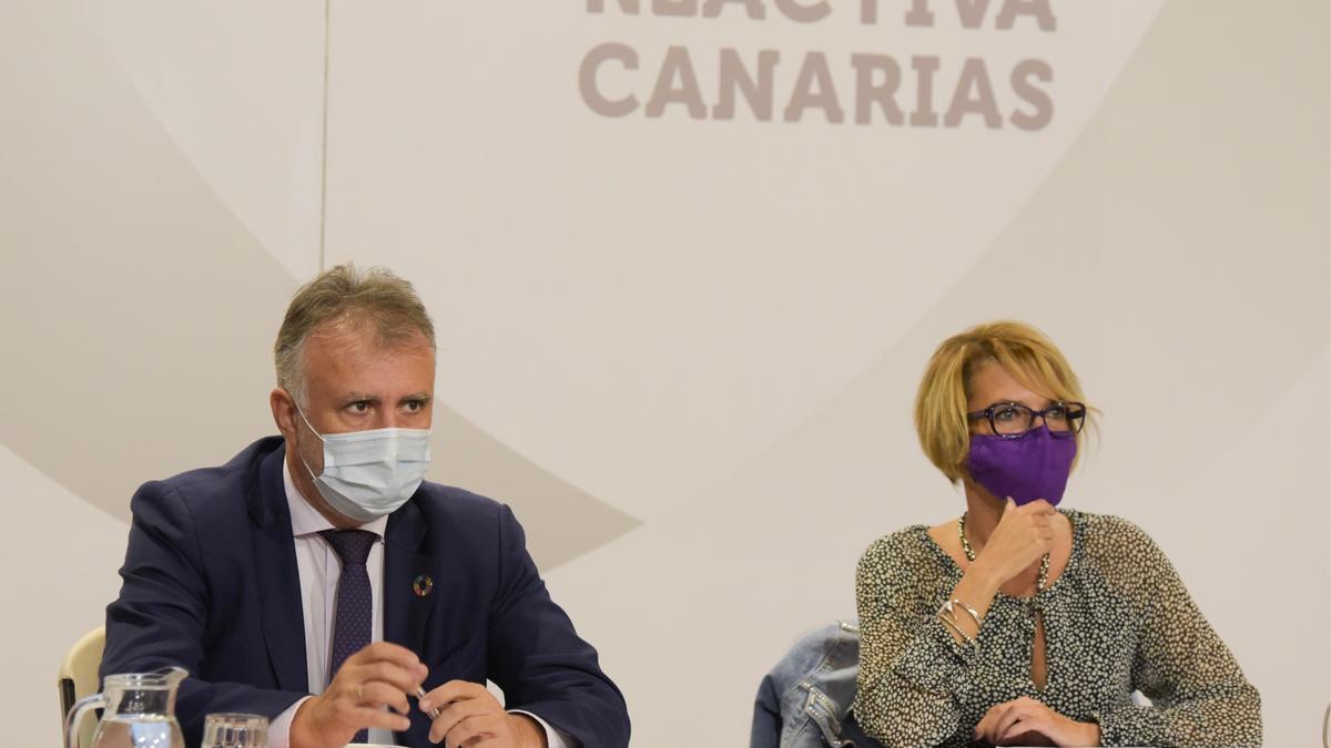 Ángel Víctor Torres, presidente del Gobierno de Canarias y Elena Máñez, consejera de economía del ejecutivo regional en la reunión con el ocio nocturno de las Islas