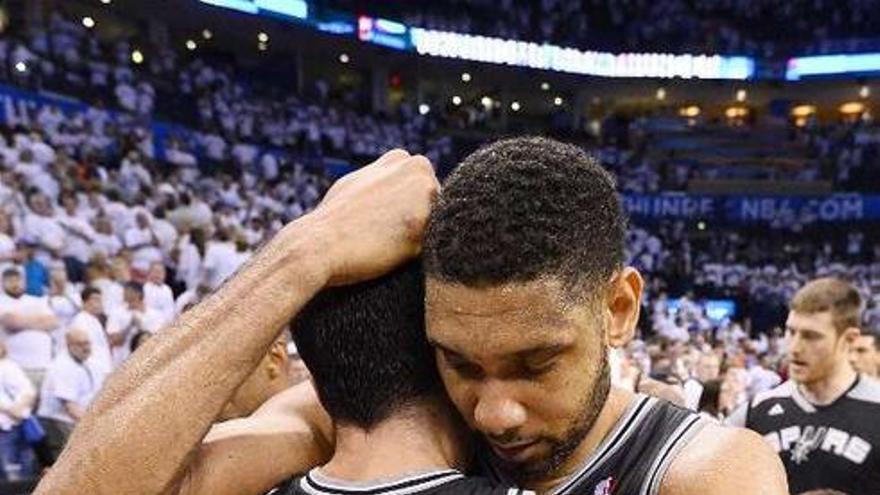 Ginobili y Duncan se abran tras el partido.