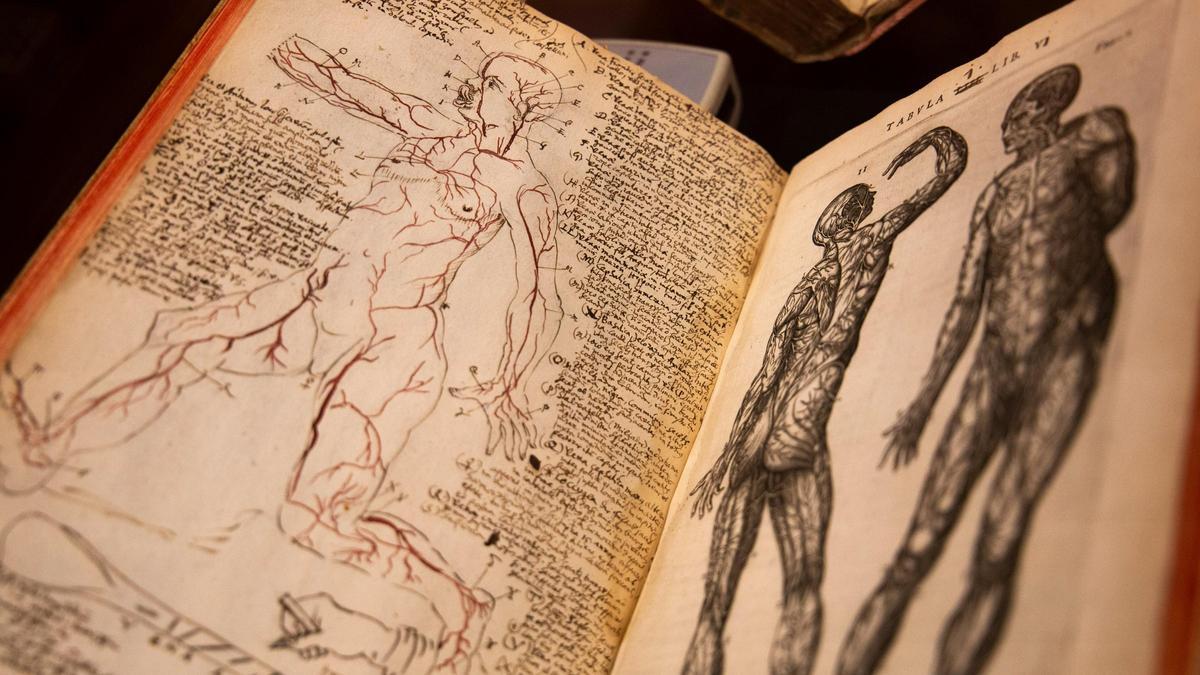 Uno de los ejemplares expuestos que incluye anotaciones realizadas a mano.