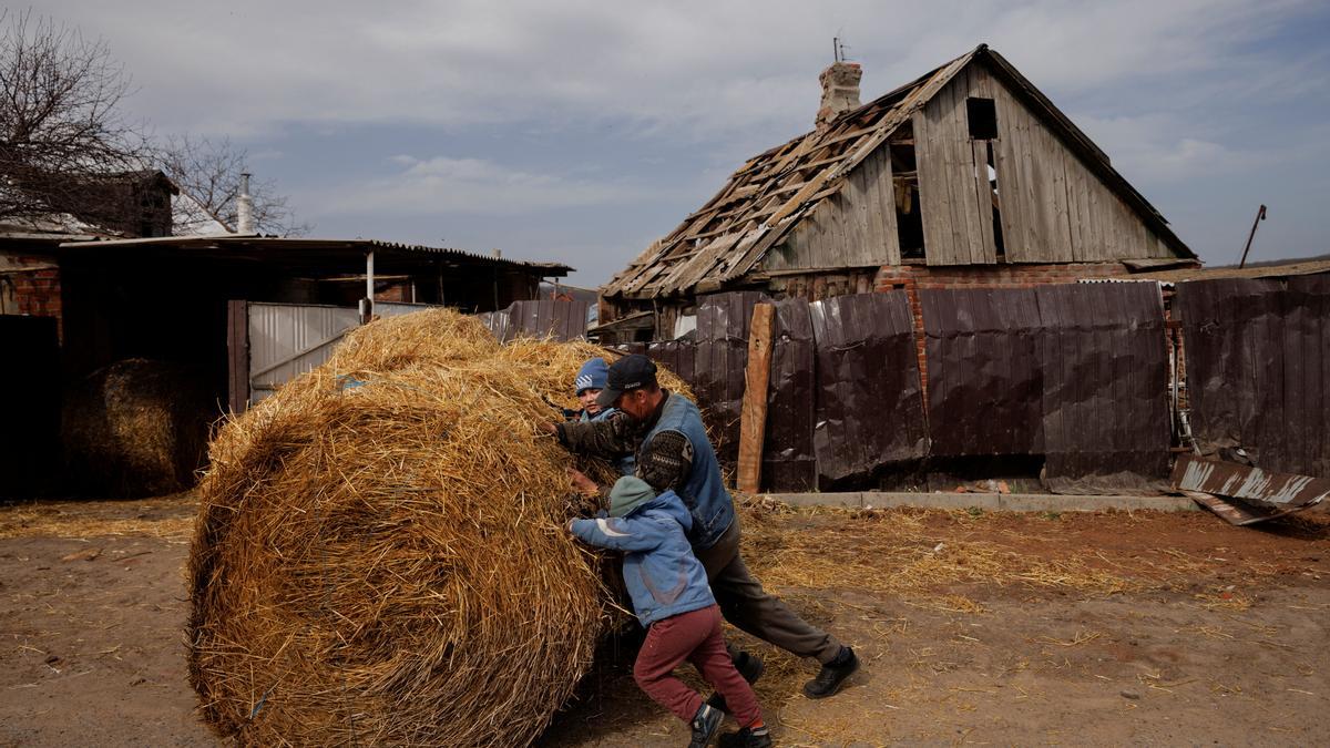 Una granja en Yakovlivka, a las afueras de Jarkov, tras un bombardeo ruso el pasado 2 de abril.