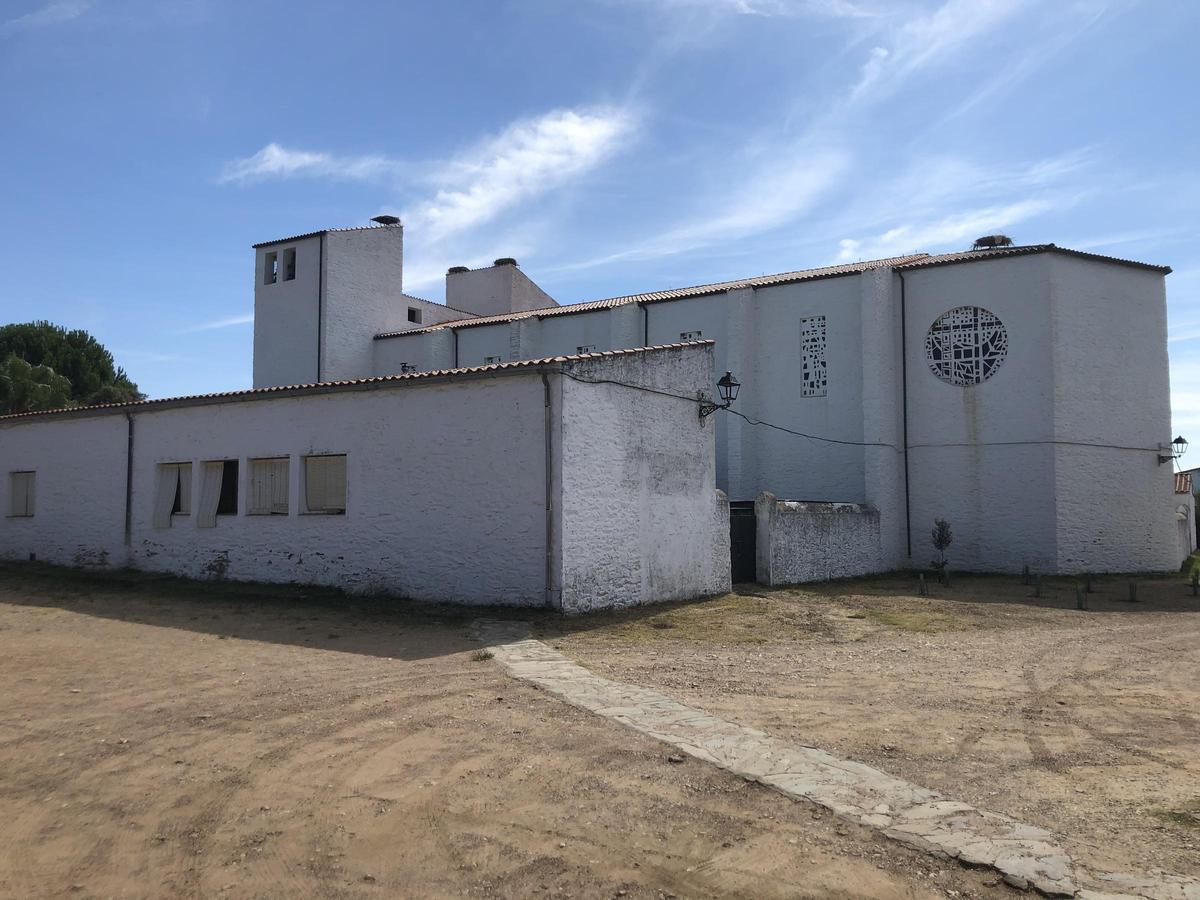 Vegaviana, pueblo de colonización en la vega del río Árrago.