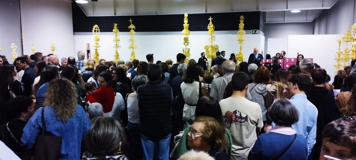 Gran expectación este sábado en el Centro de Congresos durante el fallo del concurso de palma blanca de cara al Domingo de Ramos en Elche