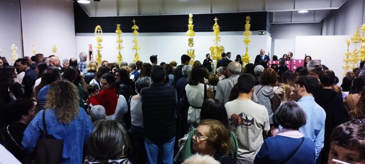 Gran expectación este sábado en el Centro de Congresos durante el fallo del concurso de palma blanca de cara al Domingo de Ramos en Elche