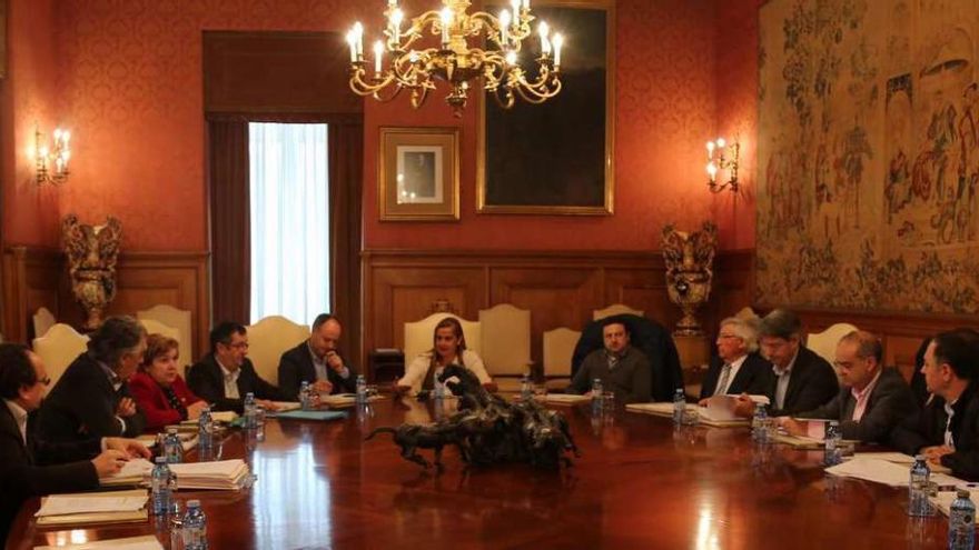 El alcalde de Vila de Cruces, Jesús Otero (primero por la derecha), durante la reunión del proyecto.