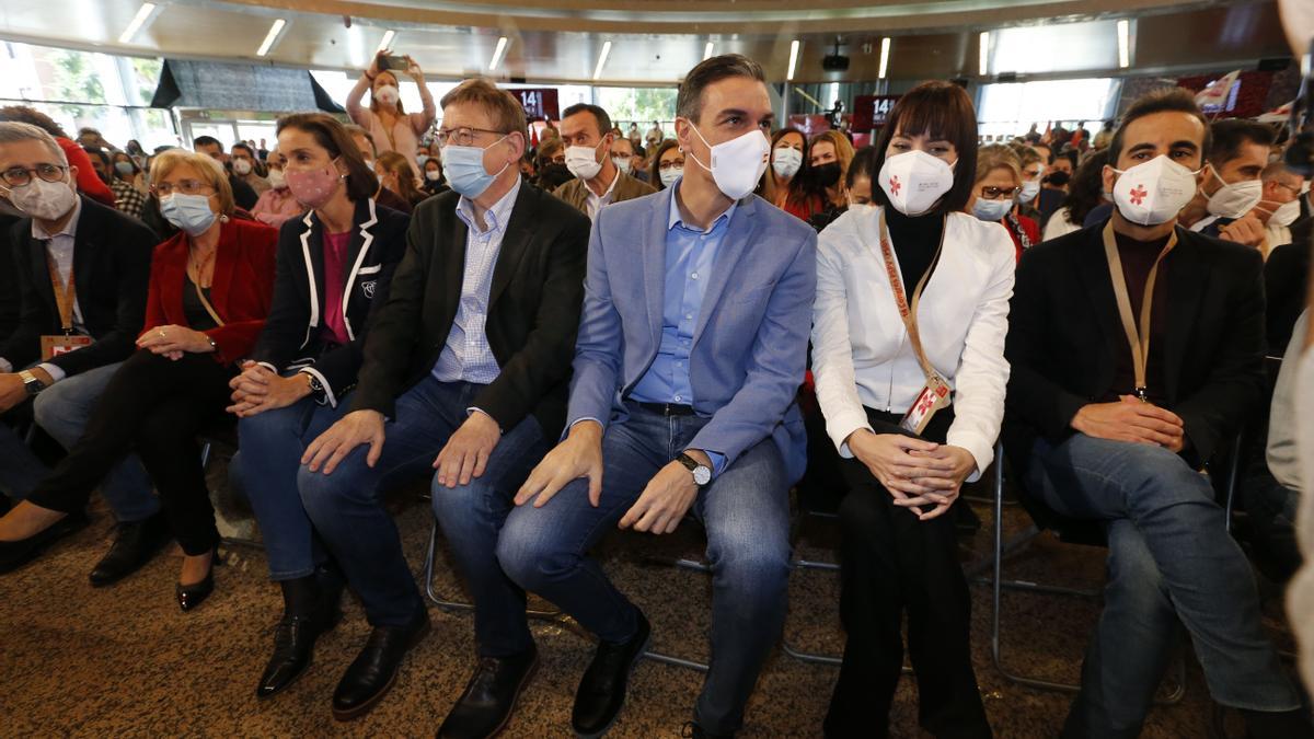 La ministra de Industria, Reyes Maroto; el presidente de la Generalitat valenciana, Ximo Puig; el presidente del Gobierno, Pedro Sánchez y la ministra de Ciencia, Diana Morant.