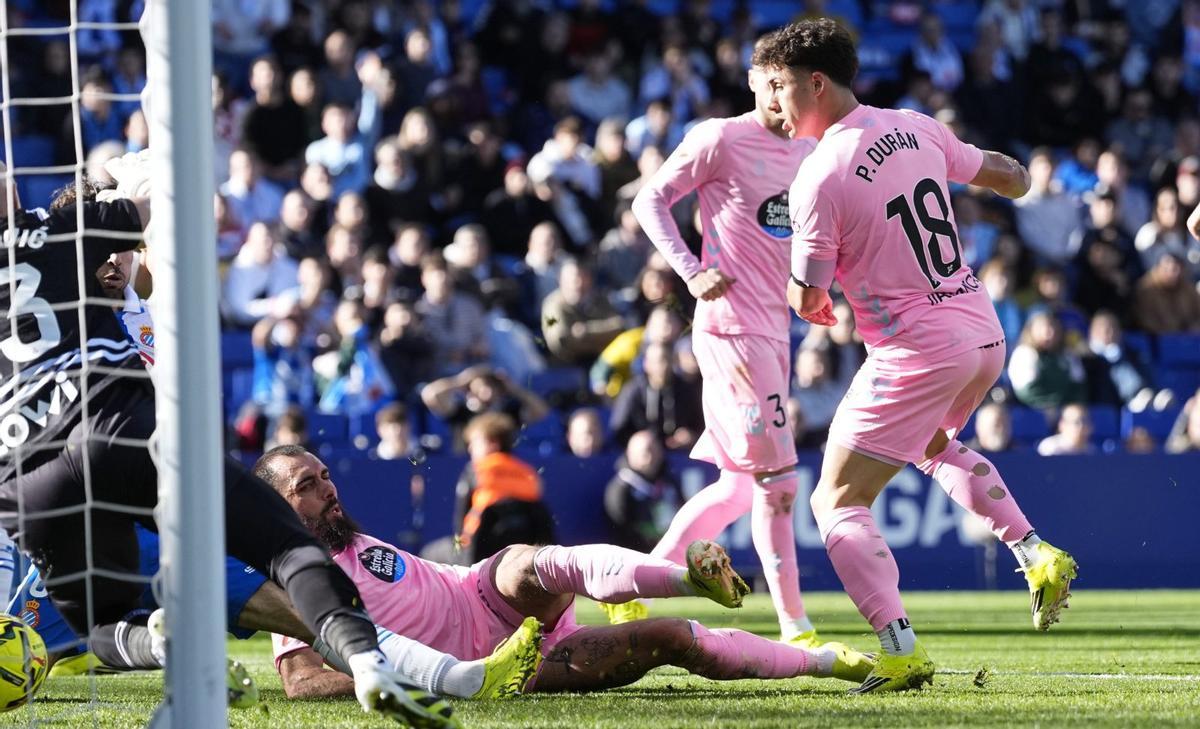 Remate desde el suelo de Borja Iglesias para marcar el tanto anulado por el árbitro tras la revisión del VAR. | ENRIC FONTCUBERTA