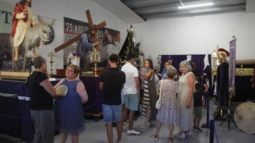 En la muestra están presentes varias peanas e imágenes de la Semana Santa. | SERVICIO ESPECIAL
