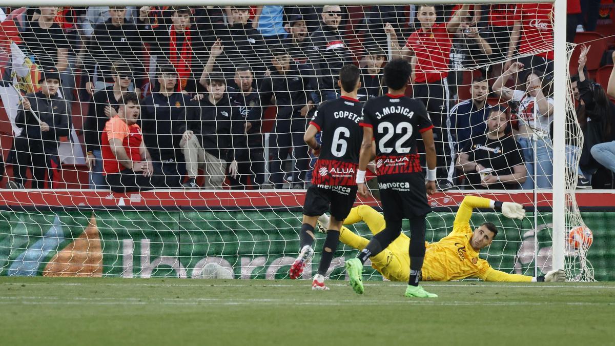 Dominik Greif no pudo evitar el 1-1 del Celta en este tiro de Alfon