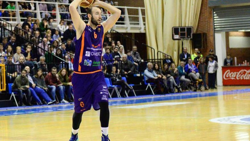 Mario Cabanas durante el partido ante el Leyma Coruña.