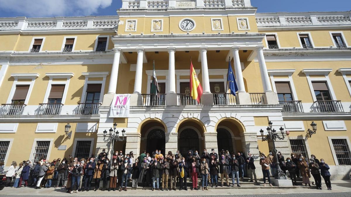 Asistentes a los cinco minutos de silencio en solidaridad con Ucrania y contra la invasión rusa a las puertas del Ayuntamiento de Badajoz.