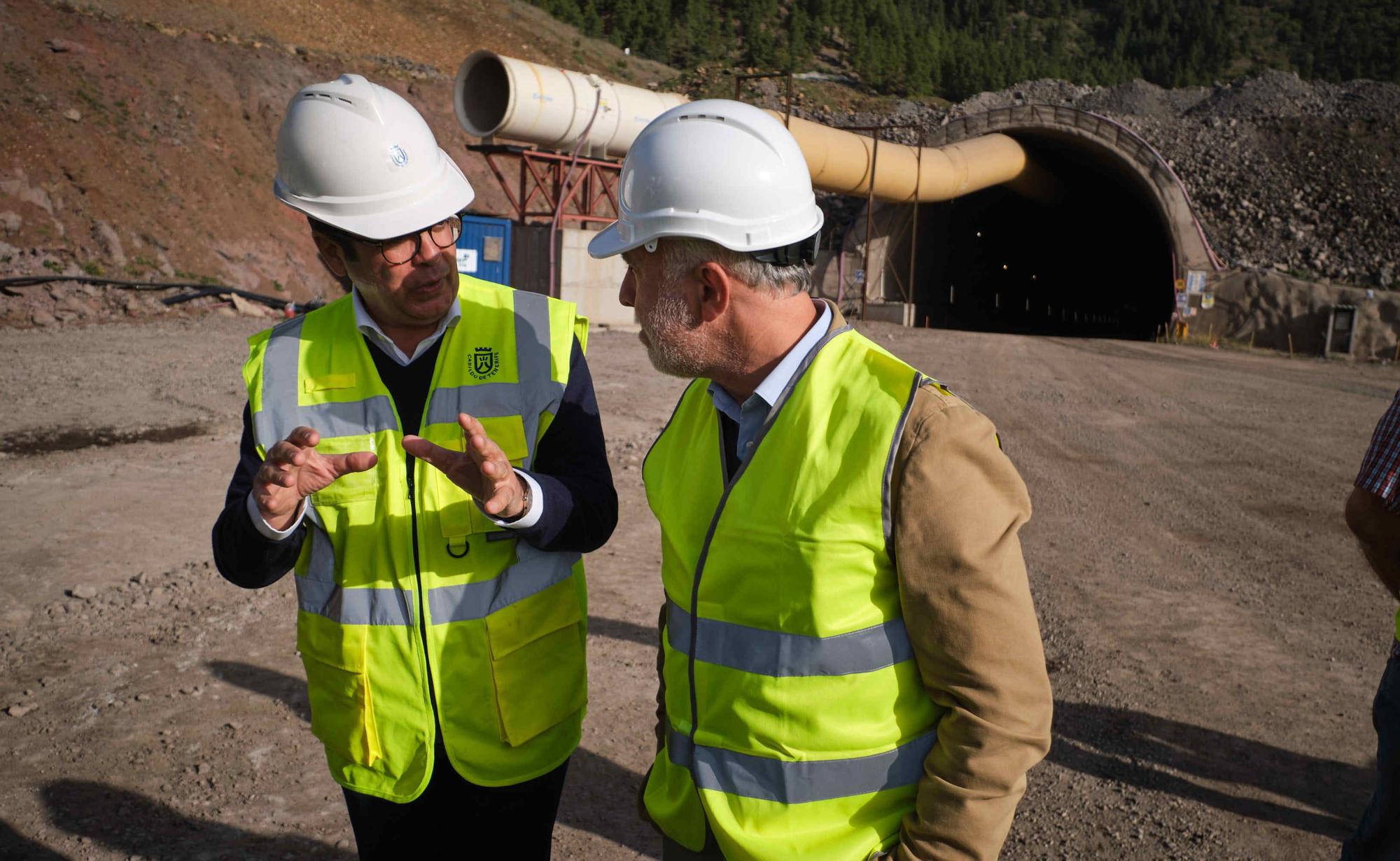 El presidente de Canarias visita las obras del cierre del anillo insular en Santiago del Teide.