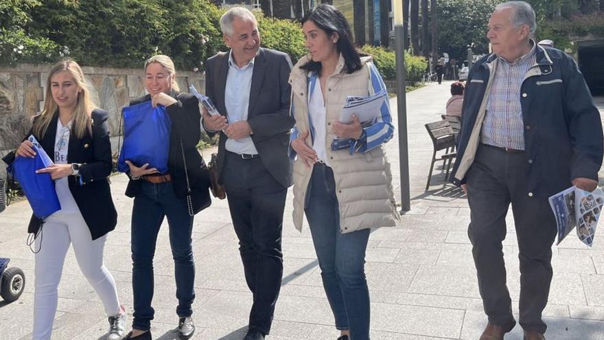 Prado falando co candidato Francisco Pérez por Caldas /PPdG