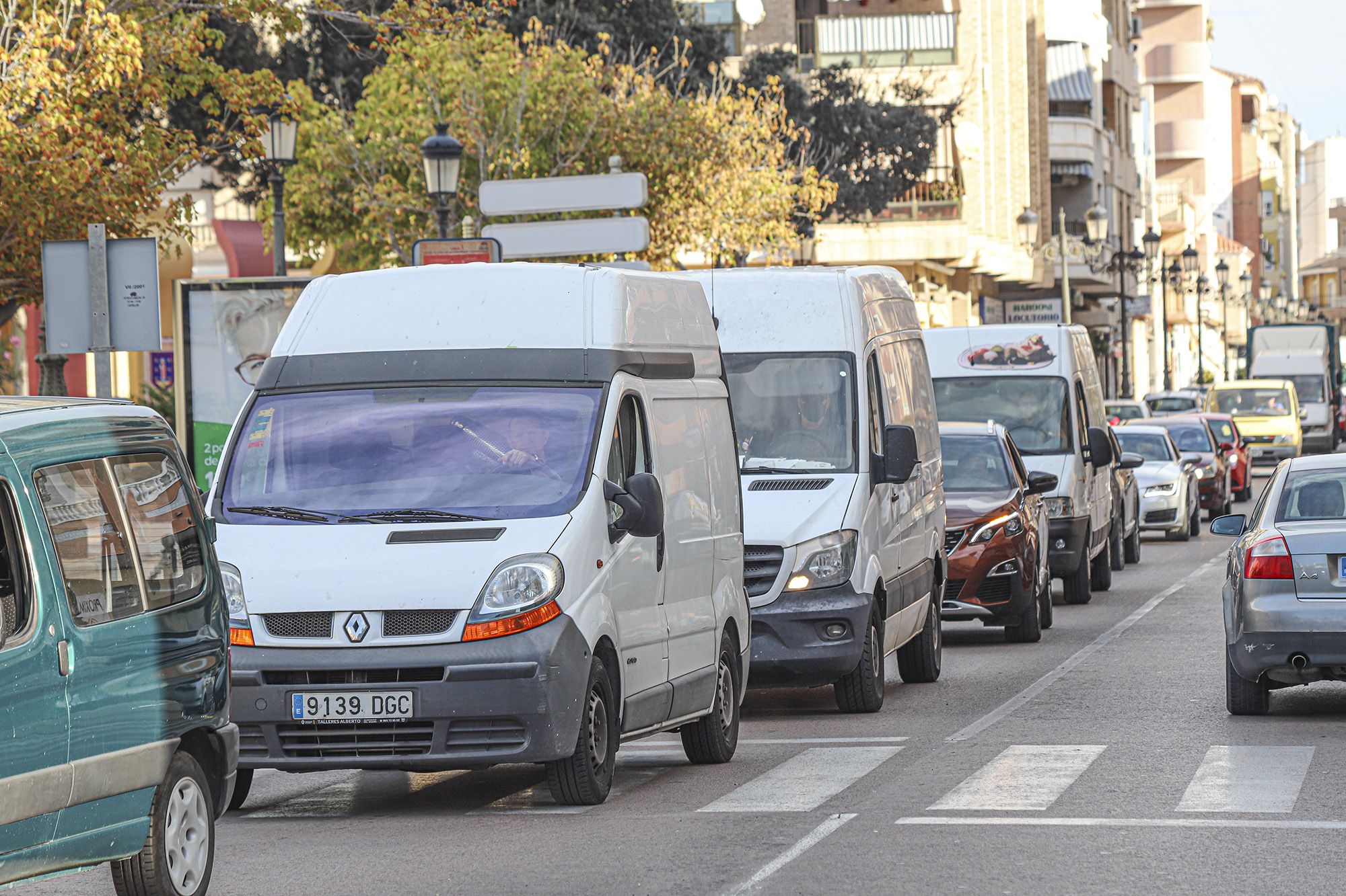 Protesta de los vendedores ambulantes de Guardamar por el cambio de ubicación del mercadillo