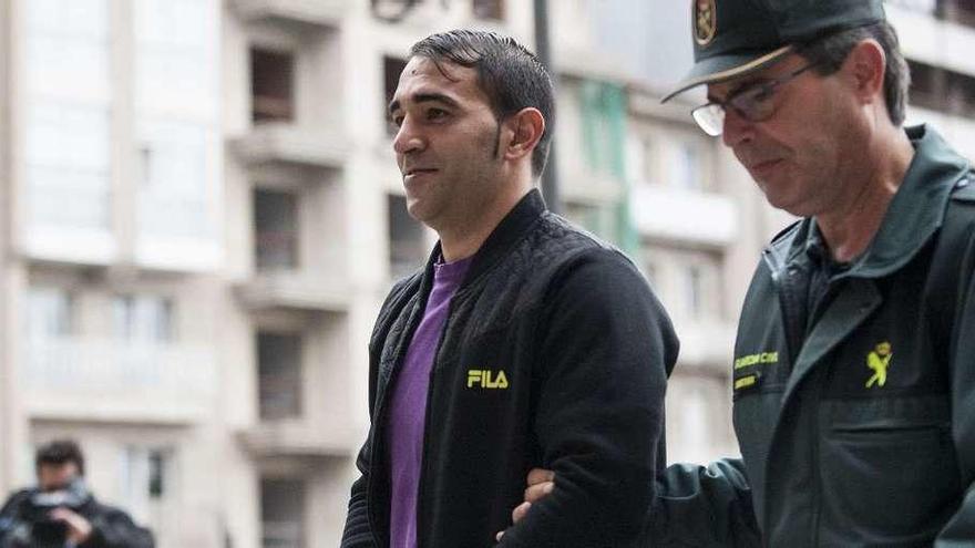 El acusado, Arturo F. P., conducido ayer por la Guardia Civil al juzgado desde la cárcel. // Brais Lorenzo