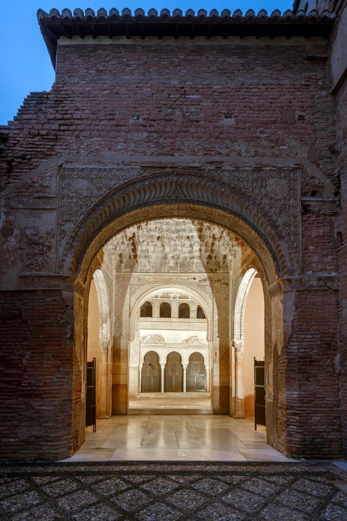 El Parador de Granada, el lugar situado a una hora de Málaga en el estuvieron enterrados los Reyes Católicos y que tiene vistas a la Alhambra