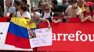 Un niño sostiene una pancarta de admiración hacia Marc Soler en la meta de Alicante.