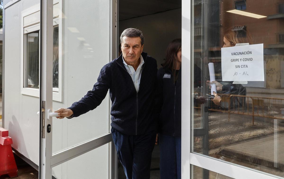 El conseller Marciano Gómez, a la salida de un centro de vacunación de gripe y covid sin cita