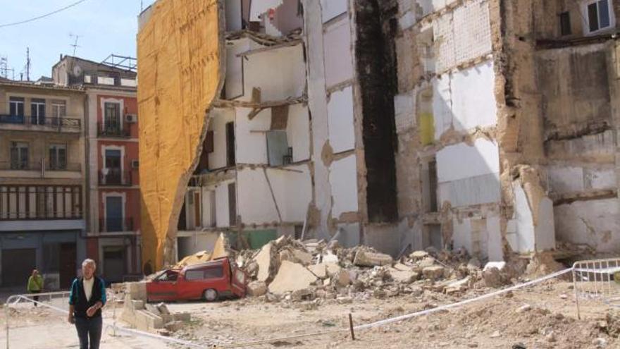 El derrumbe originó un enorme boquete en la parte posterior del edificio siniestrado y volvió a afectar a una furgoneta.