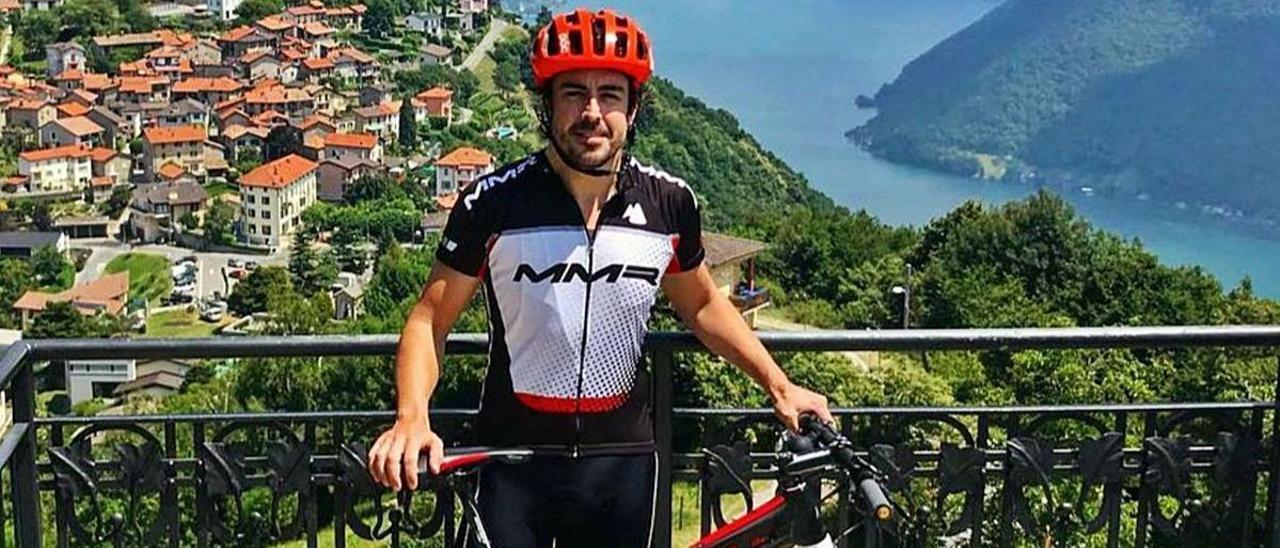Fernando Alonso, con su bicicleta, en el lago de Lugano (Suiza), en una imagen de 2018. | Fernando Alonso