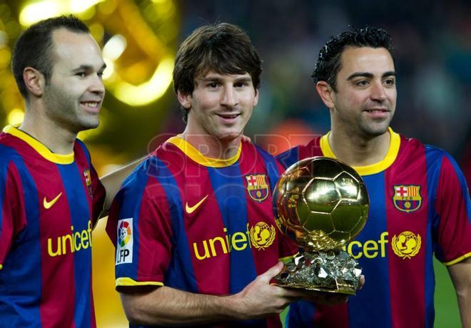 Xavi, Messi e Iniesta fueron los tres pequeños gigantes que deslumbraron al mundo y coparon el podio del Balón de Oro 2010.