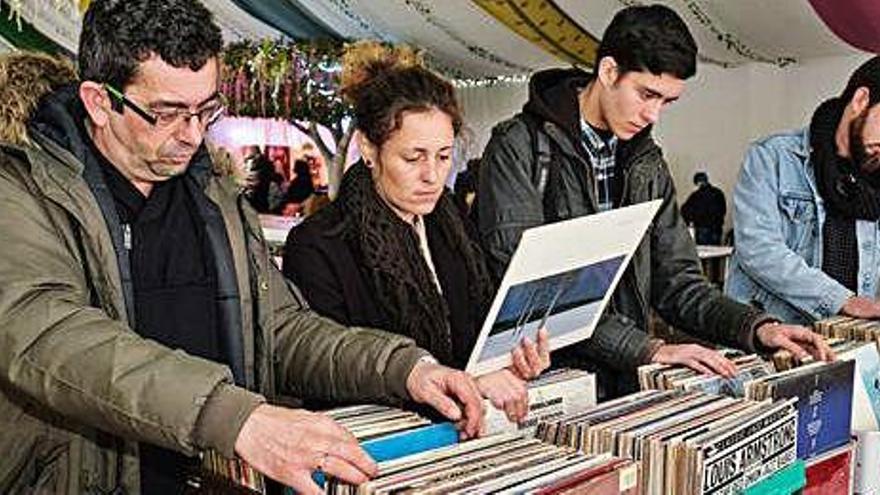 Aficionados miran discos en la feria celebrada el pasado año en Sant Antoni.