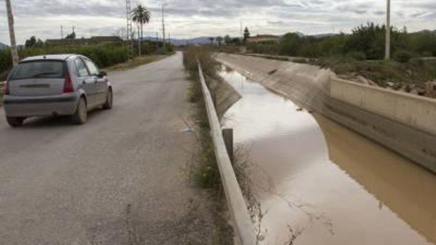 Los regantes han comprobado que el agua circula sin problemas por el Canal de Cartagena.