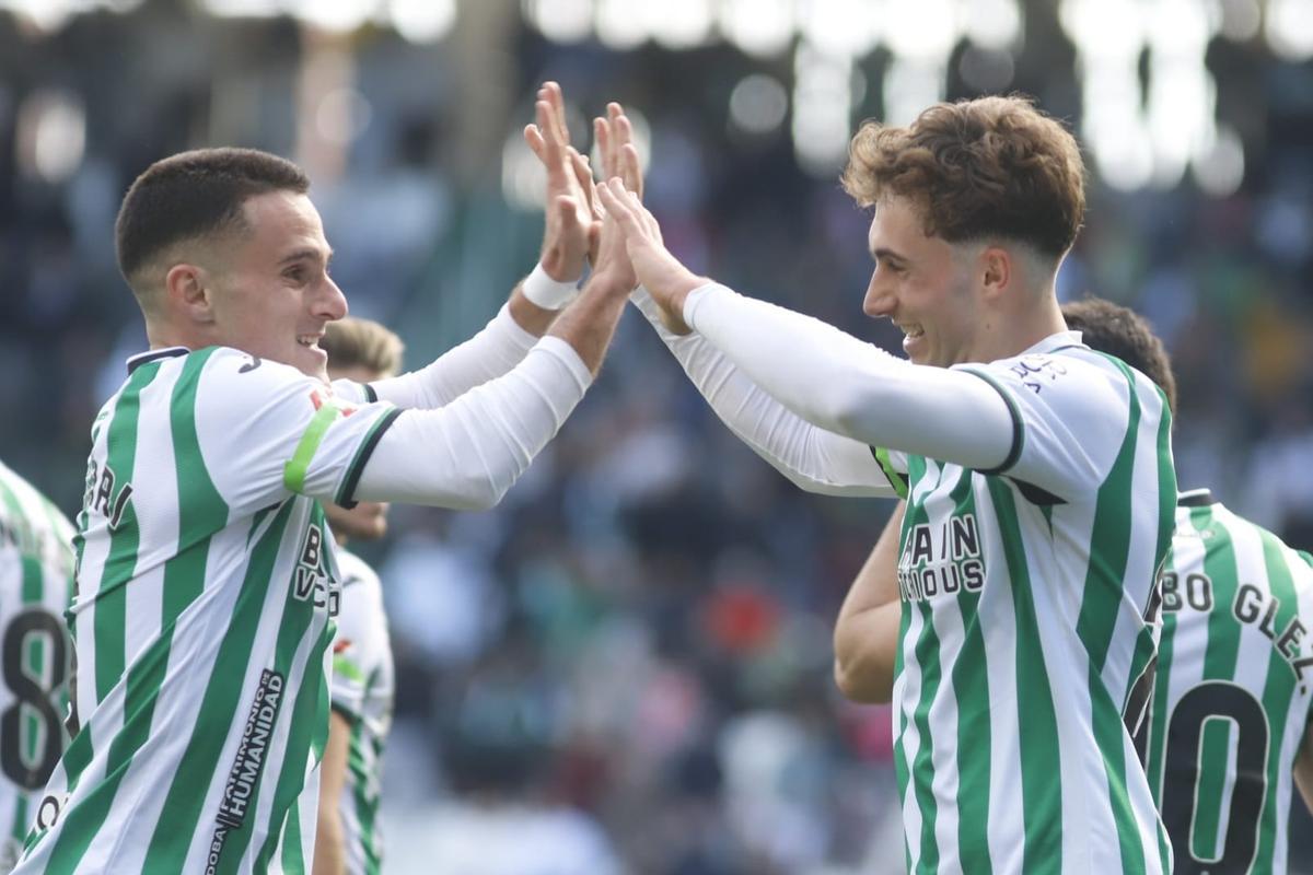 Diego Bri y Mikel Goti celebran el gol del vizcaíno ante el Leganés.