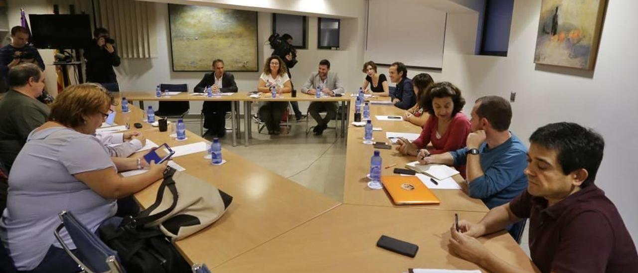 Imagen de la reunión de ayer del Pacto con el director general de Ordenación del Territorio del Govern, Luis Corral.