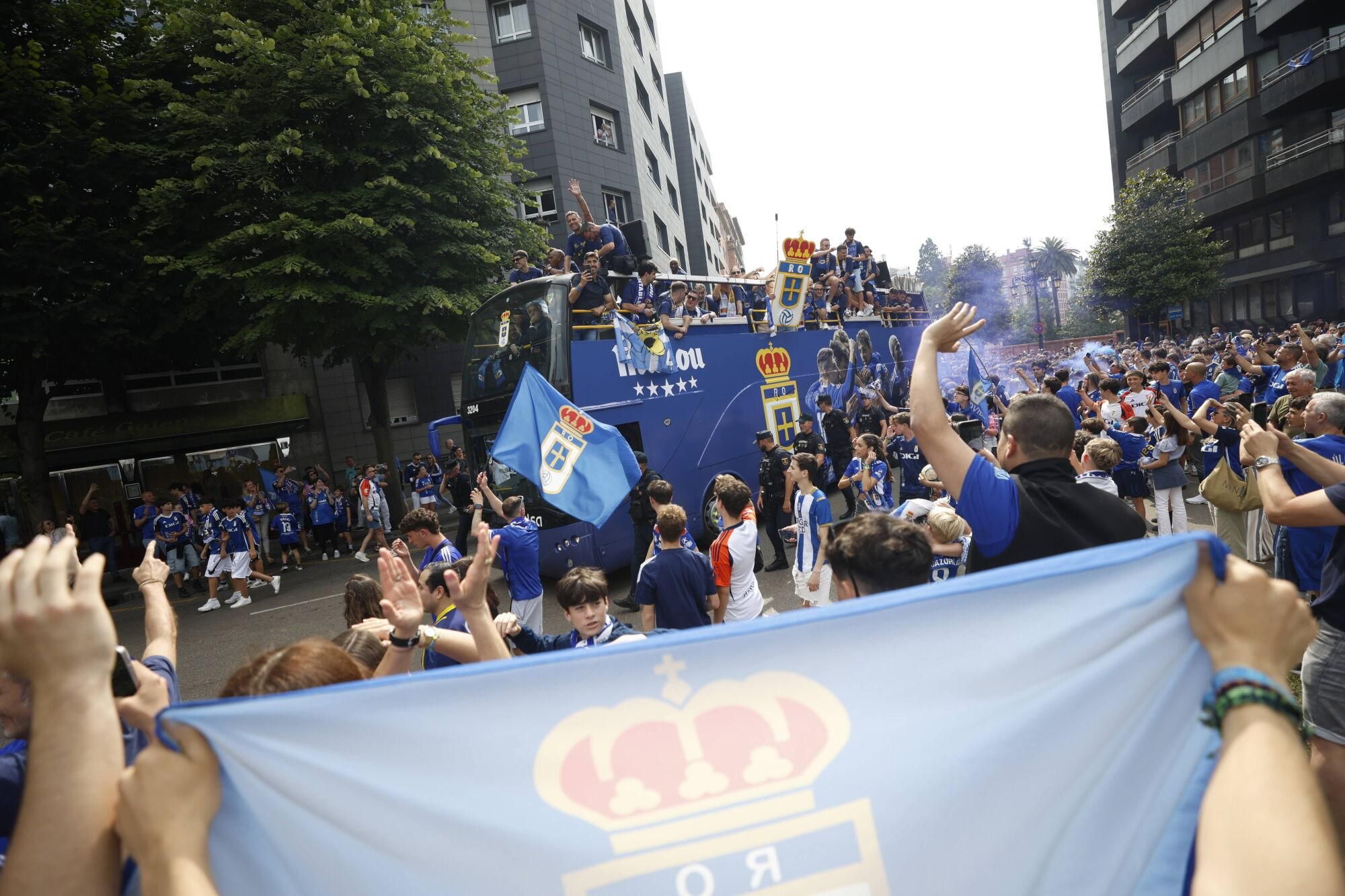 Locura azul en las calles de Oviedo para celebrar el ascenso del equipo a Primera División