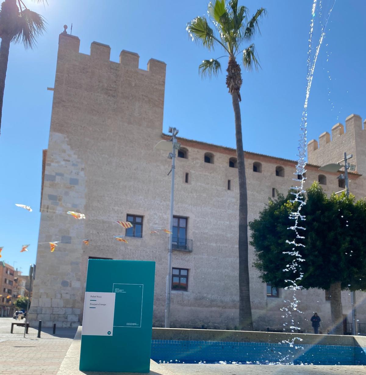 El llibre de Rafa Roca i, al fons, el Castell d'Alaquàs.