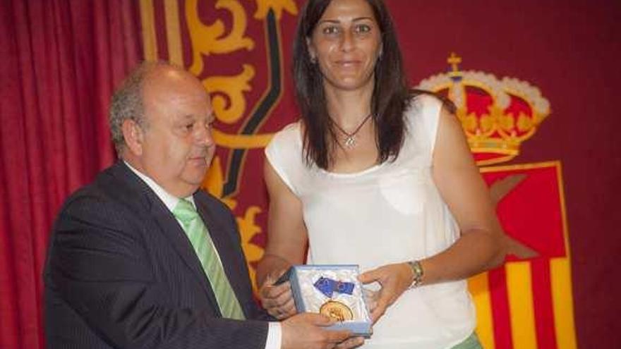 Maria Teresa Andreu recibe la medalla manos del alcalde de Almoradí.