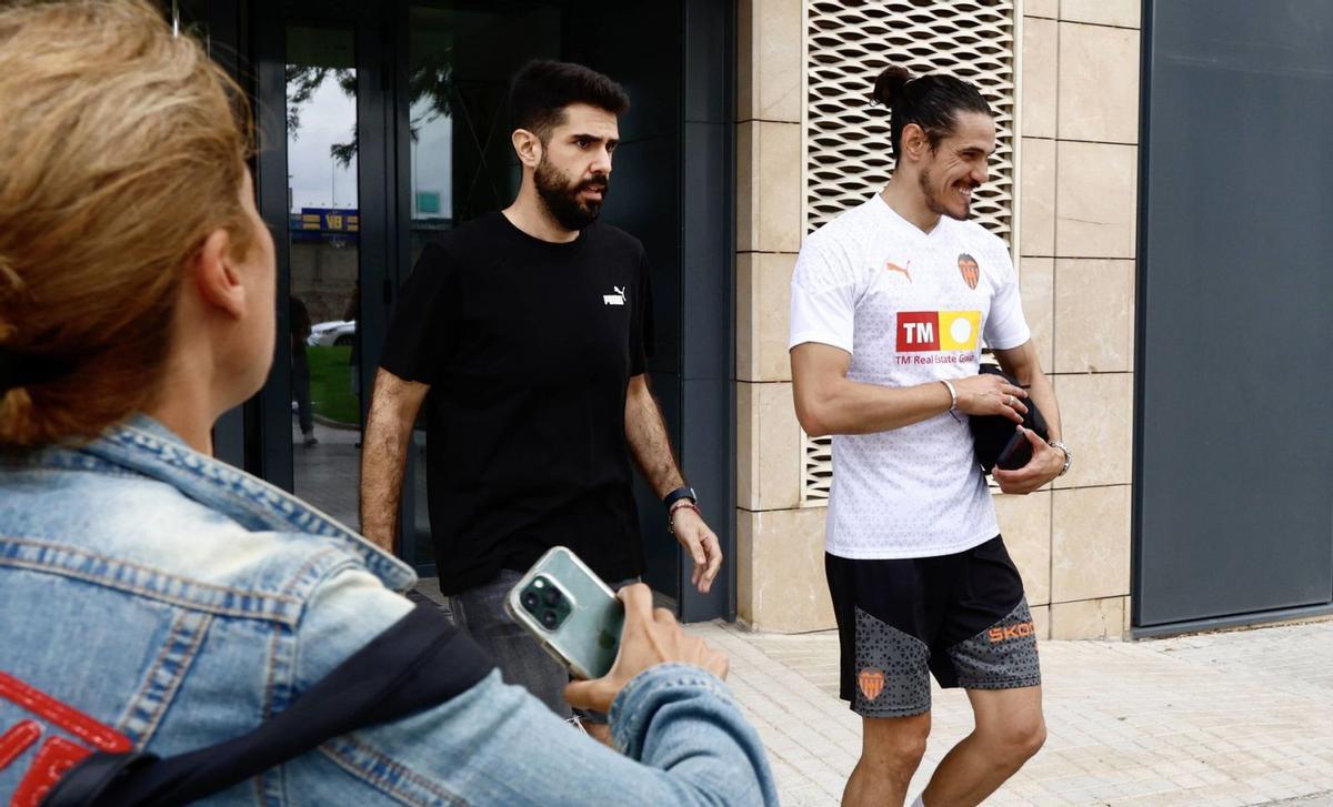 El club le ha abierto la puerta a Cavani por su elevada ficha y para poder aligerar masa salarial. | JM LÓPEZ