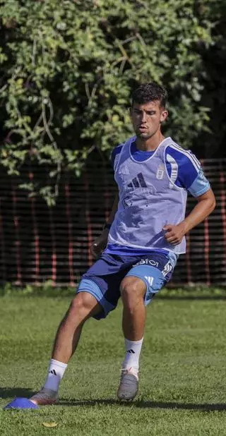 Carlos Domínguez ya vestía la camiseta azul antes de llegar: la curiosa historia del fichaje del nuevo central del Real Oviedo