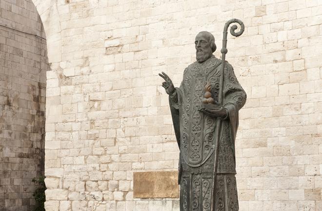 Estatua de San Nicolás de Bari