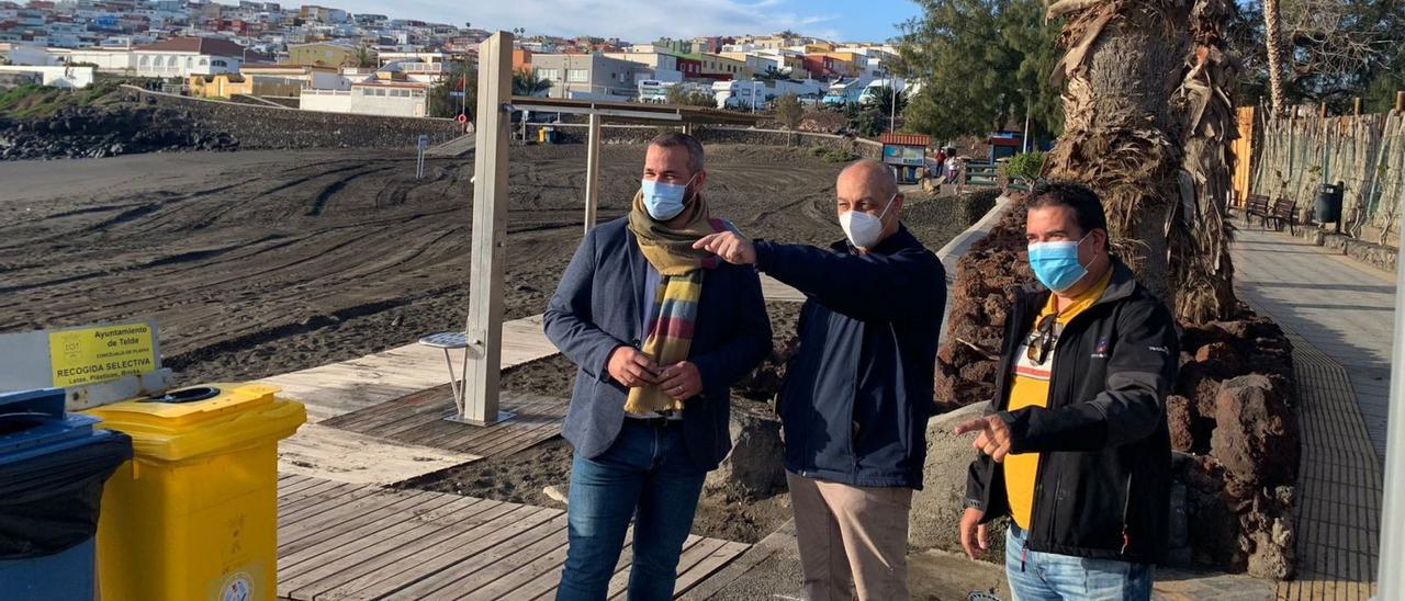 Visita de los responsables de la Concejalía de Playas al paseo marítimo desde La Garita a Hoya Pozuelo.